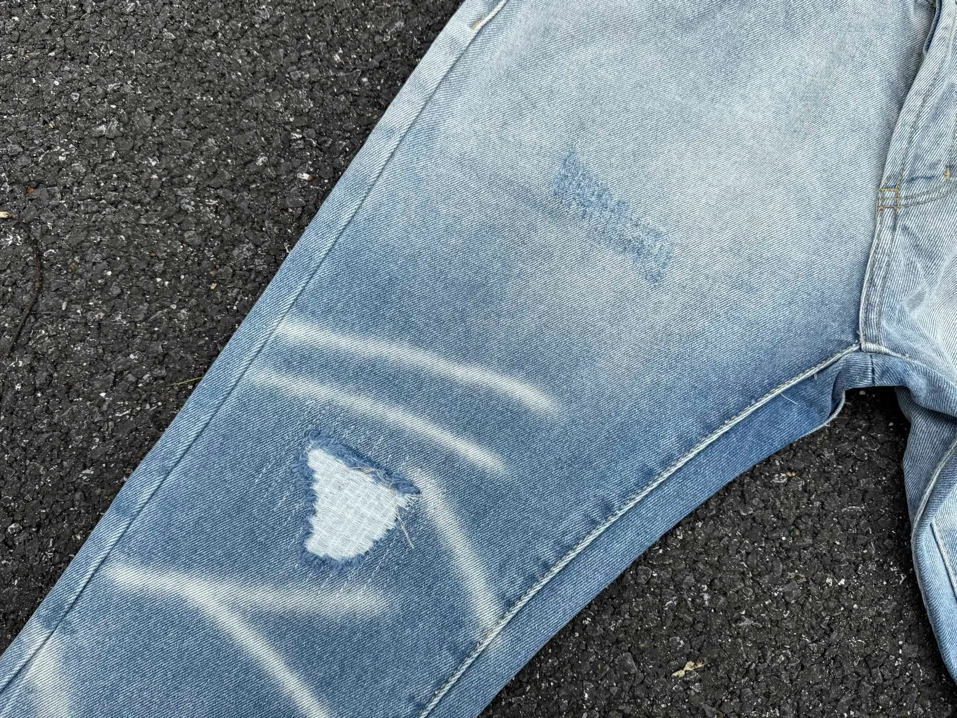 P240💰G66 GALLERY DEPT. Denim spliced ​​with all-over printed leather ripped bell-bottoms, washed and distressed jeans. GALLERY is attracted by these bell-bottoms. Whether it is a reset of Carhartt or Levis, it has created a strong brand style. Since these pants are modified from rare vintage, the production capacity is limited. Therefore, after many icons wore them, these pants were once hard to find. Later, perhaps due to the improvement of GD's business in the past two years and the expansion of production lines, the brand itself lowered the price, so I can't wait any longer for these pants this year and will definitely buy them. During the process of the denim washing plant, the owner of the washing plant helped introduce a boss who had worked for Levi's foundry and started his own business. This also paved the way for the following styles. Therefore, Levi's remodeled single product for the base plate is really familiar. Whether it is the fabrics supplied or the lathes used in production, there is nothing to choose from. -Color: blue -Size: S-XXL (corresponding to 28-36)